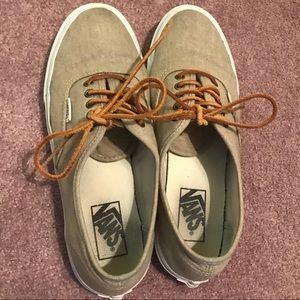 Women’s Vans canvas sneakers 👟